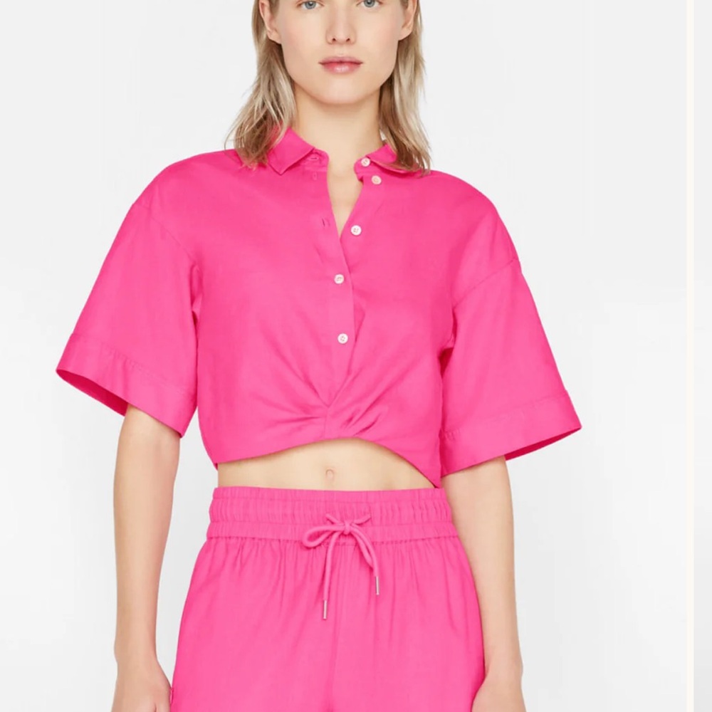 FRAME - CROPPED TWIST FRONT SHIRT IN FLAMINGO